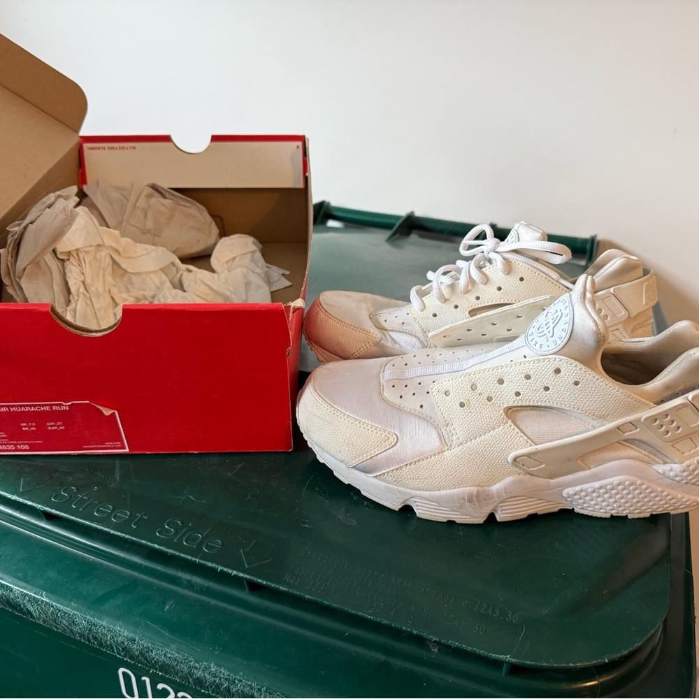 White Nike Sneakers Huraches